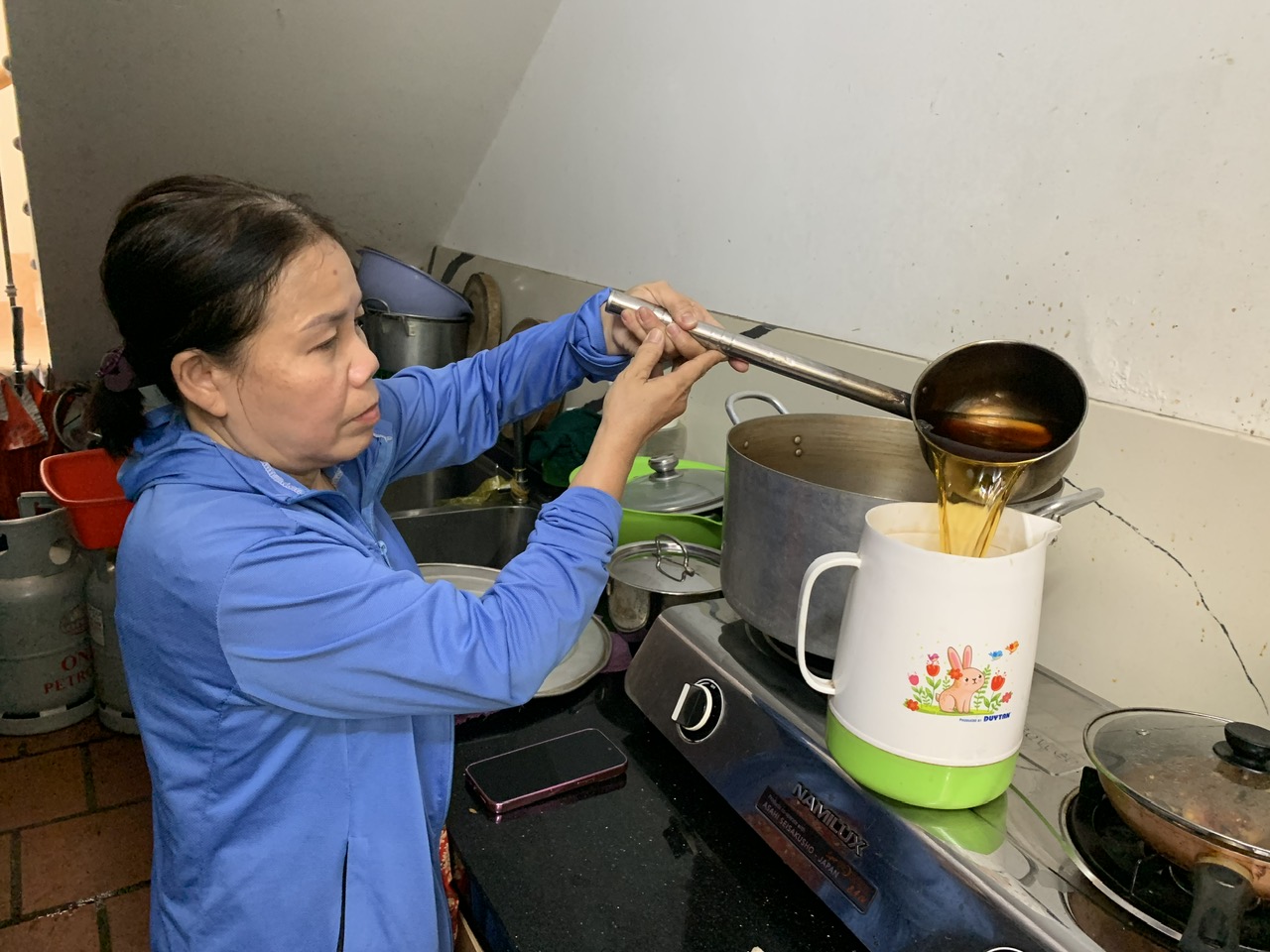 Phía sau “Tiệm trà đá” ven đường